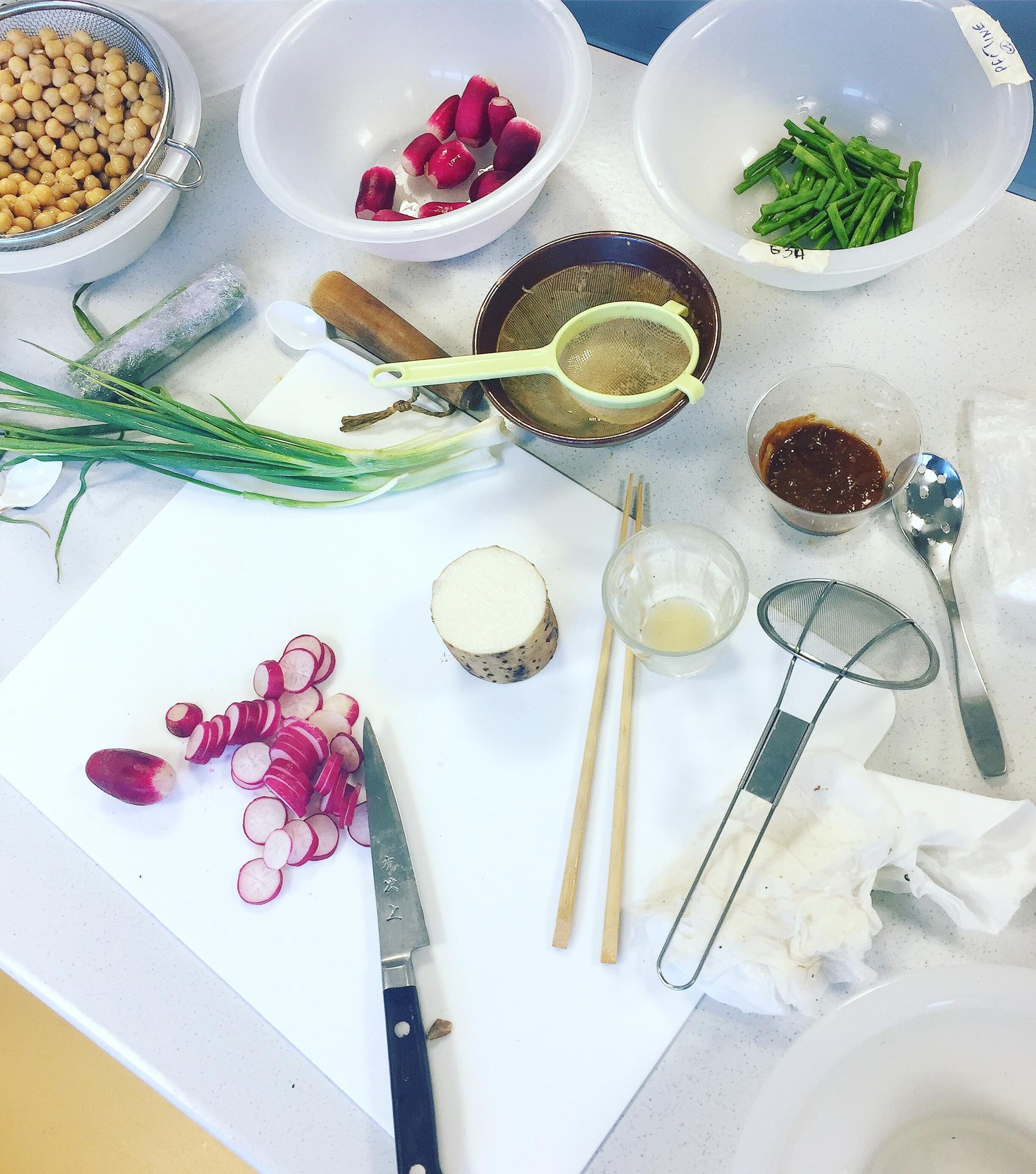 Tavolo con ingredienti freschi e utensili