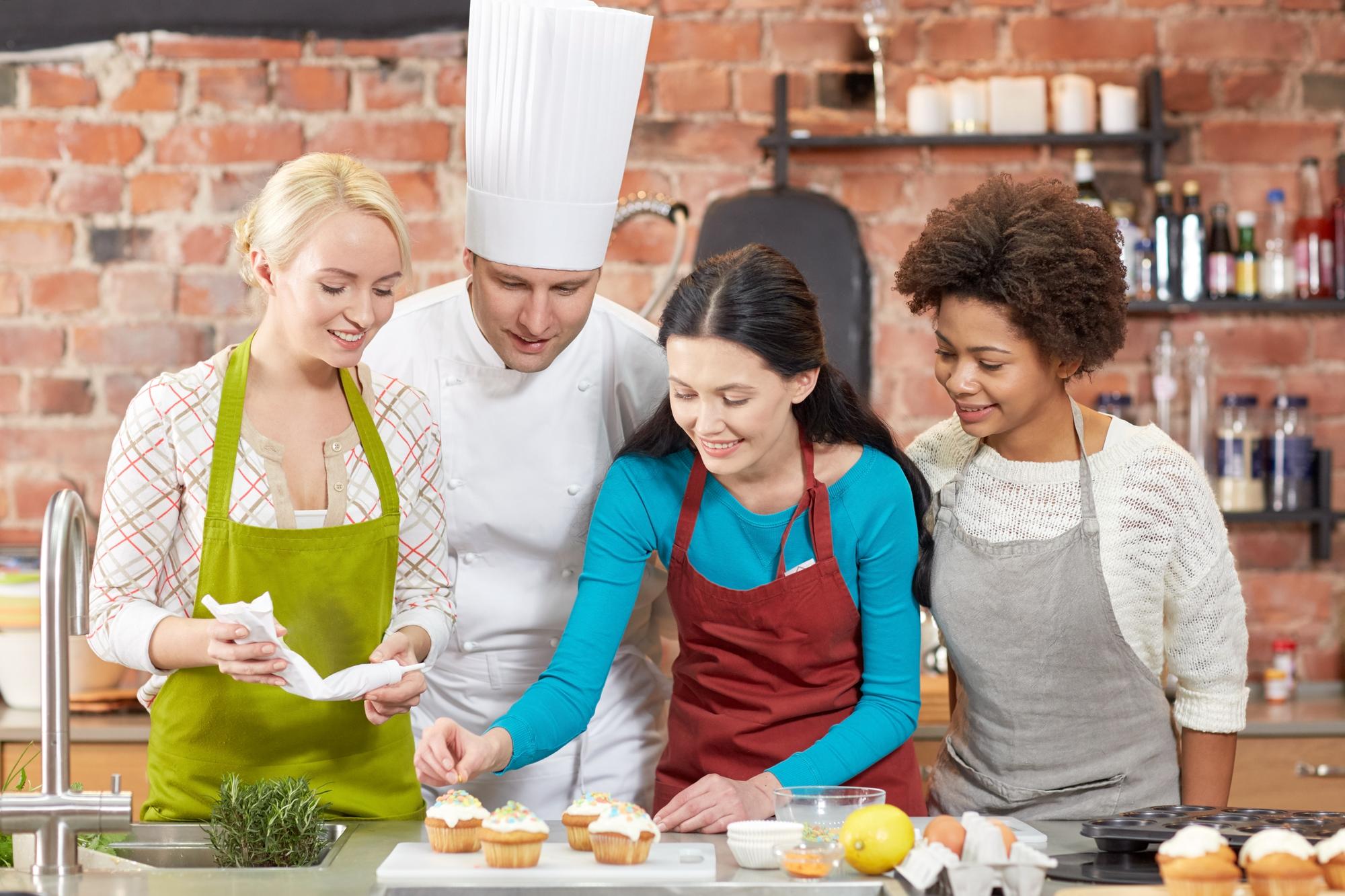Grande tavolo di lavoro con allievi al banco