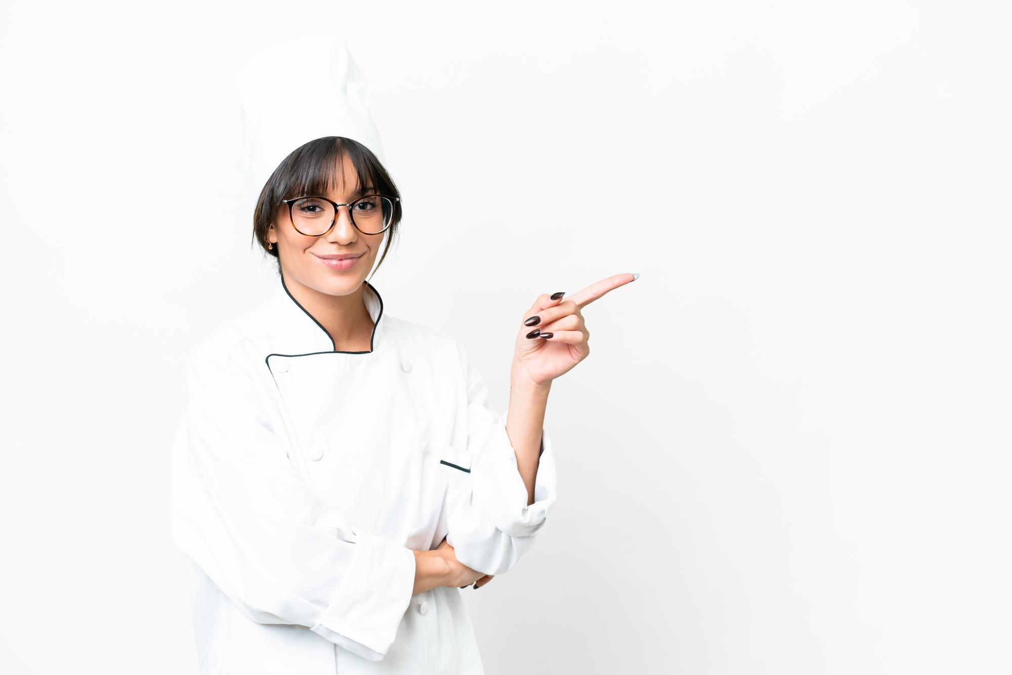 Chef che insegna in una cucina luminosa